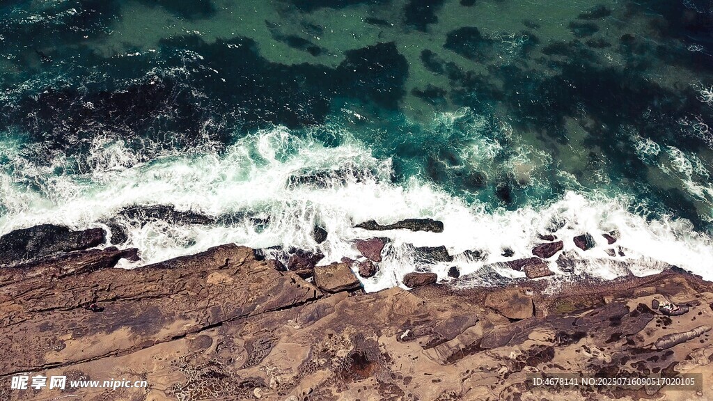 海岸边的海浪拍打岩石