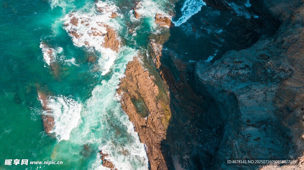 俯瞰碧海与嶙峋礁石