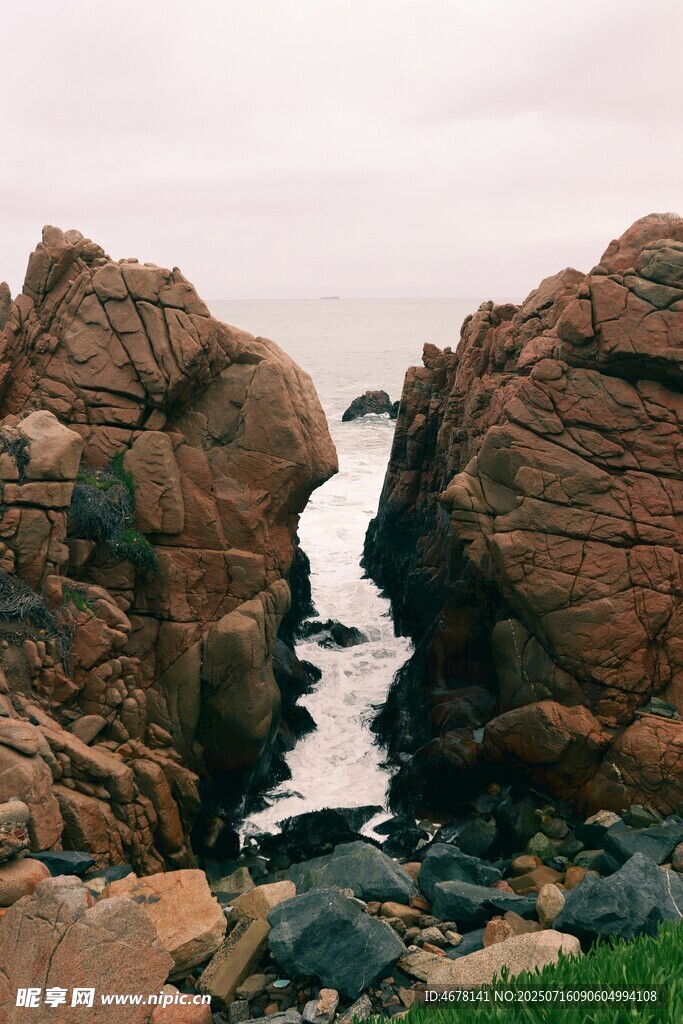 海边嶙峋岩石景观