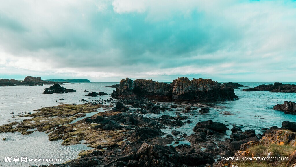 海边礁石景观