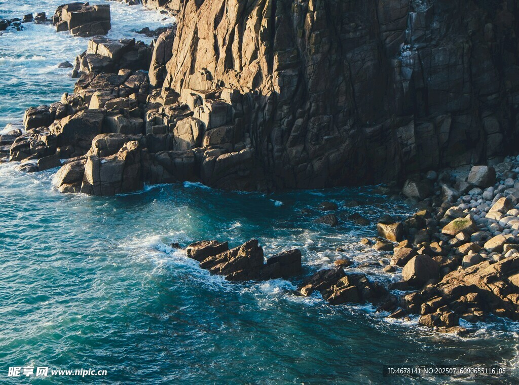 海岸边嶙峋礁石与海浪