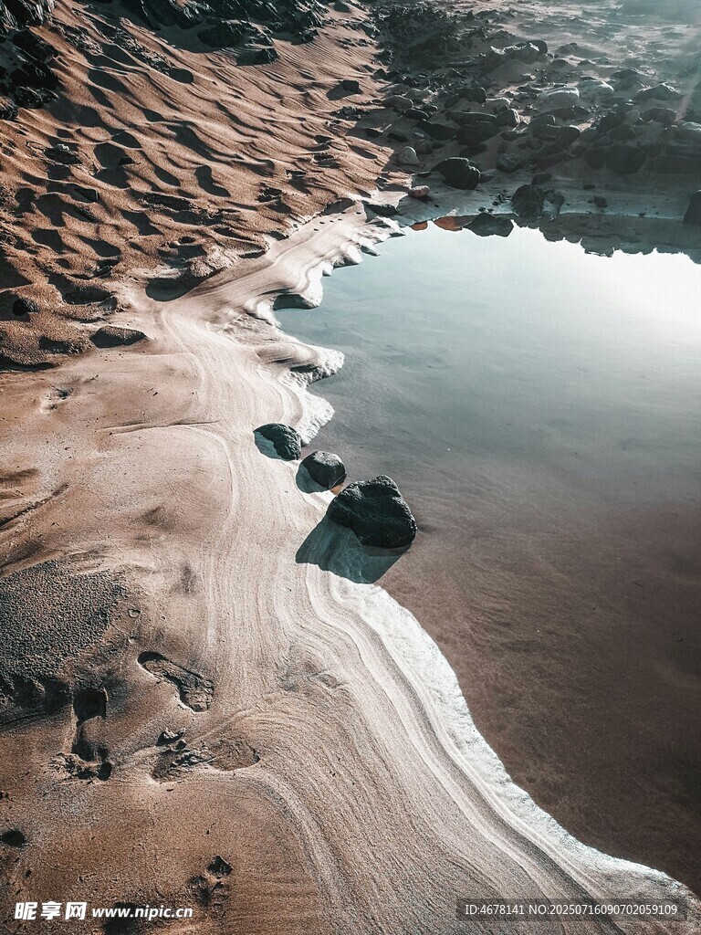 沙滩边的静谧水域