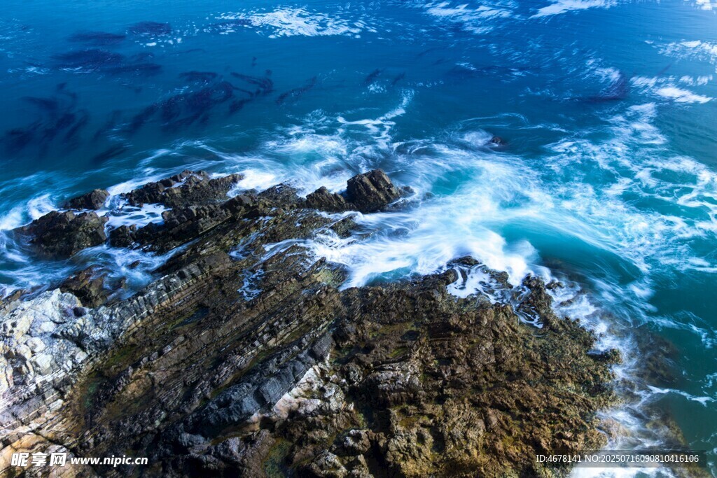碧海礁石间的壮美海景