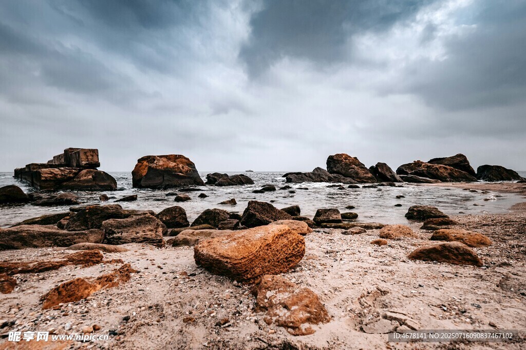 海边礁石与阴沉天空景观