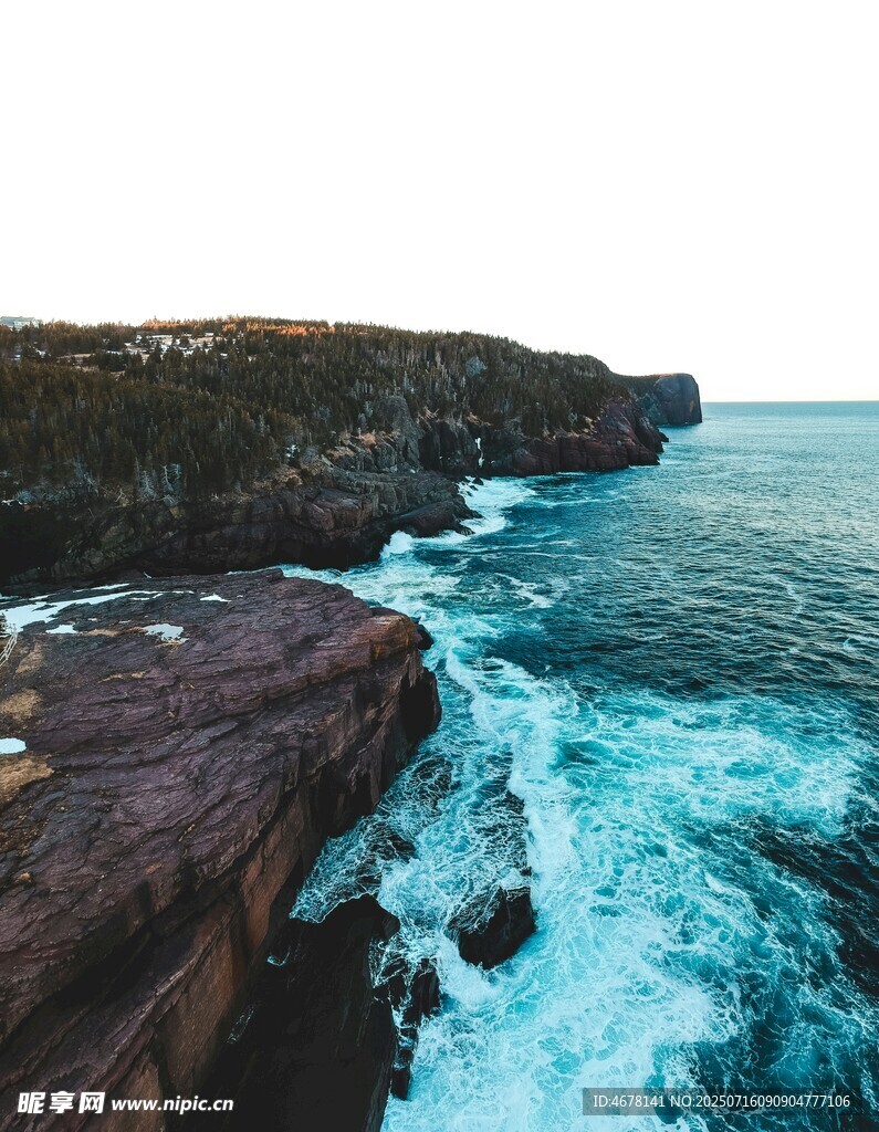 海岸边汹涌海浪拍打礁石