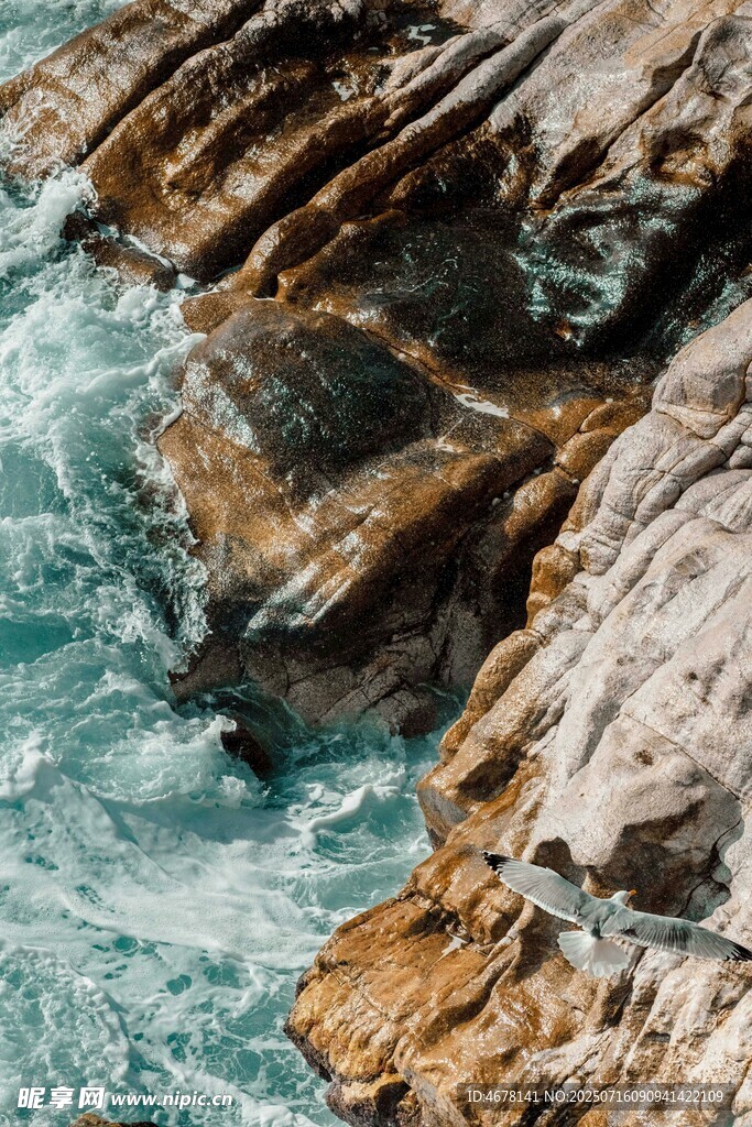 海浪拍击嶙峋岩石