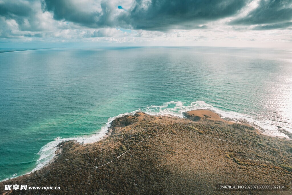 海边礁石与壮阔海景