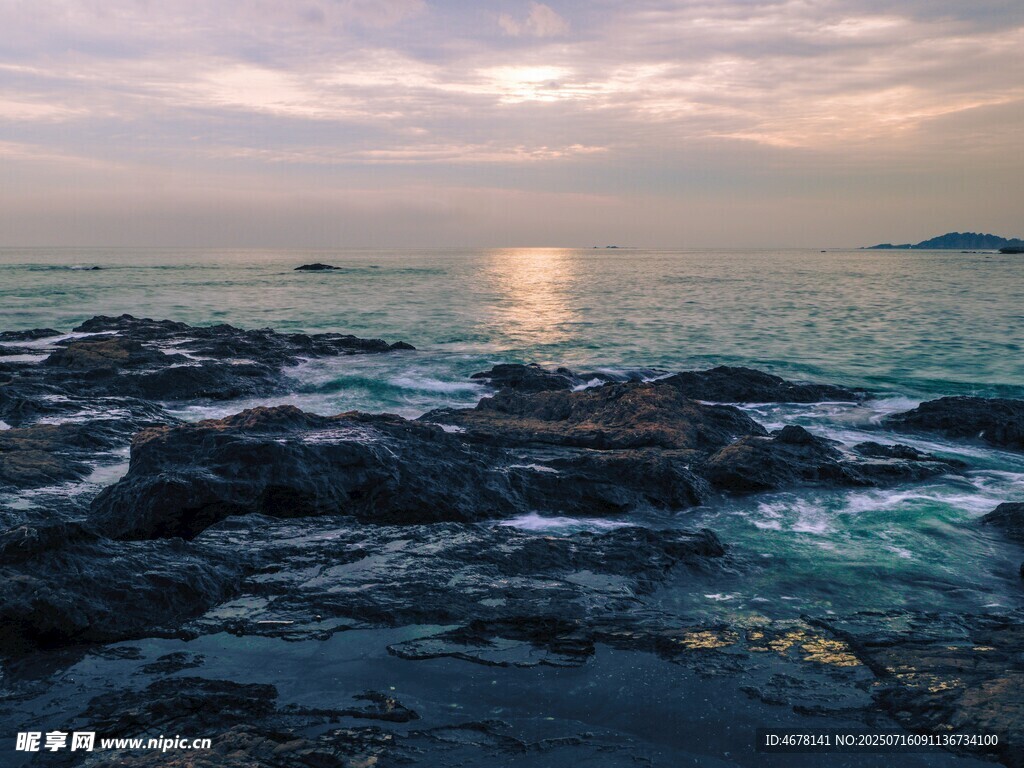 海边日落时的礁石美景