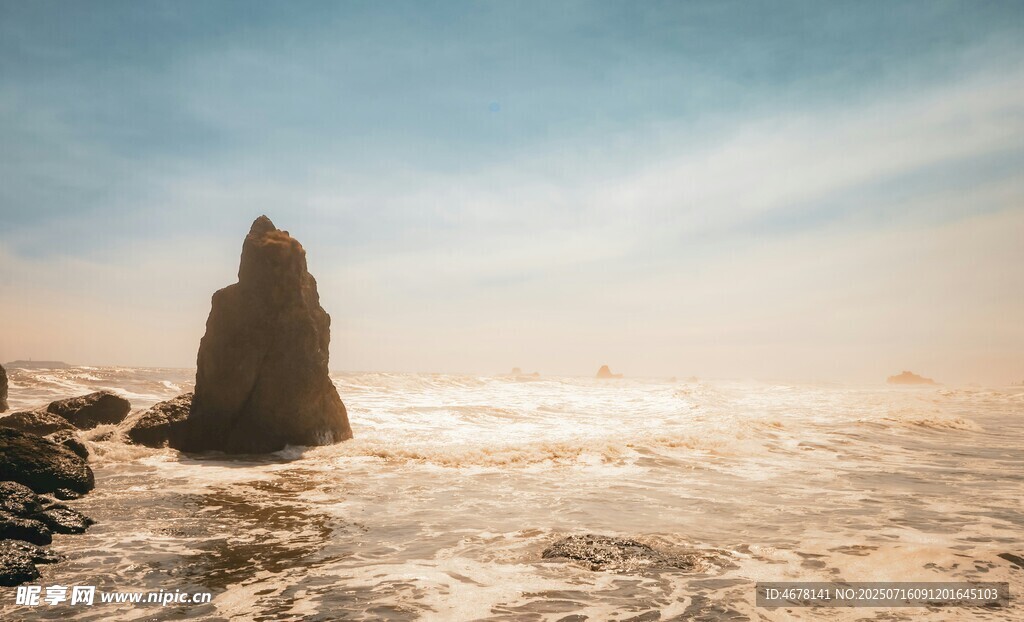 海边孤岩沐浴金色阳光