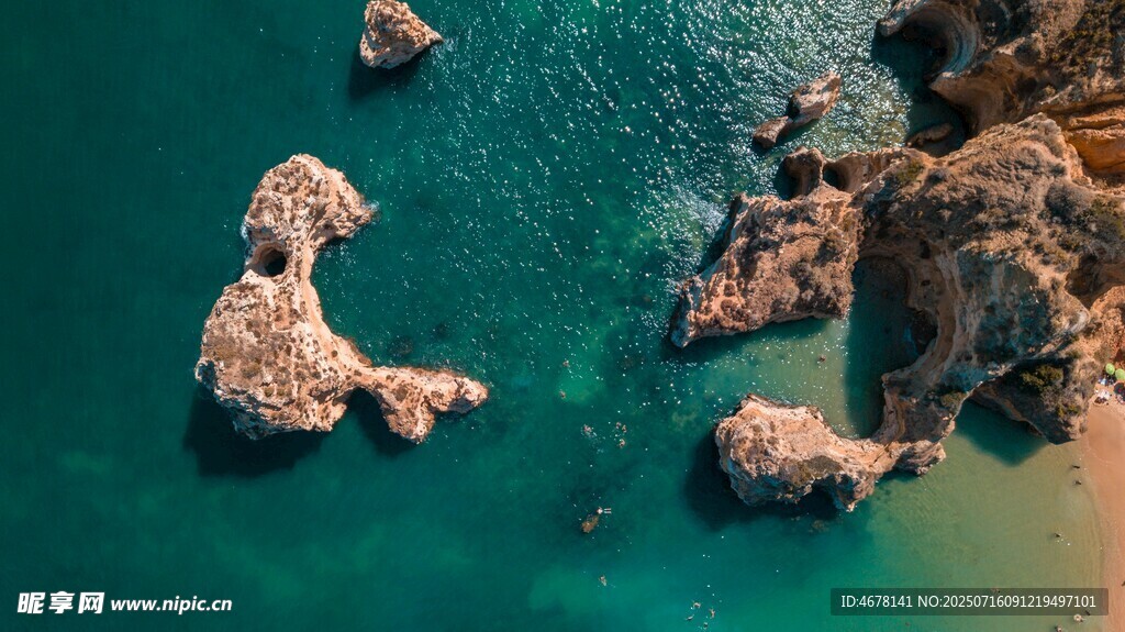 碧海礁石的美丽海岸风光