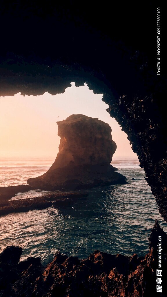 海边岩洞外的壮丽海景