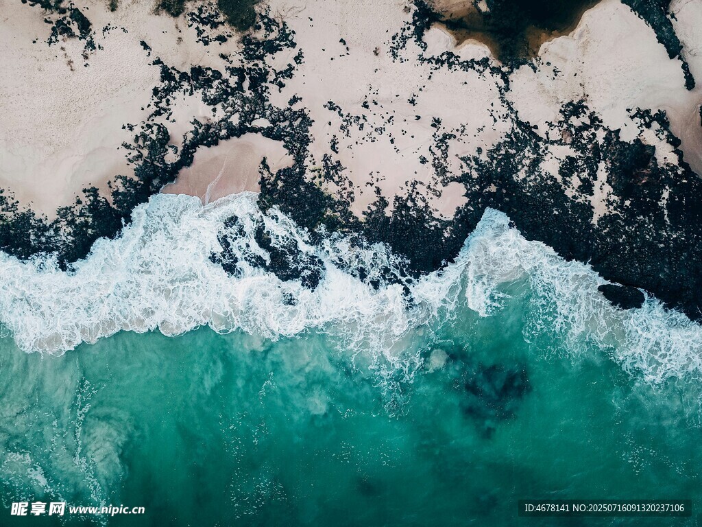 俯瞰碧海白沙浪花