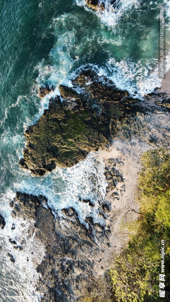 海岸风光海浪拍击岩石