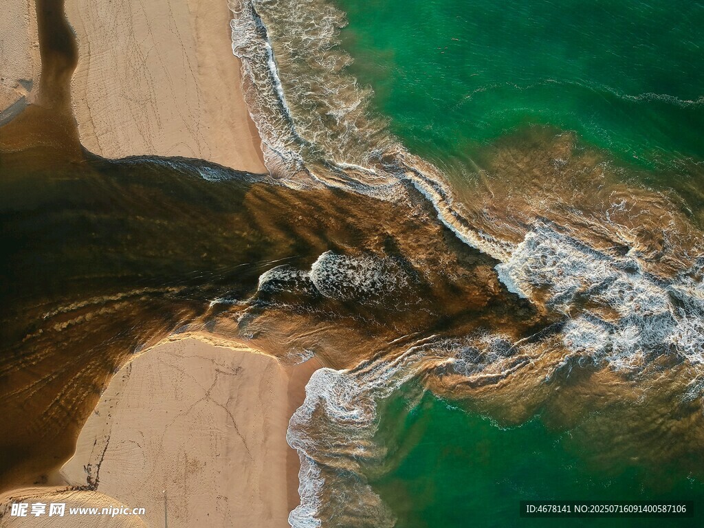 俯瞰翠绿海浪拍击沙滩