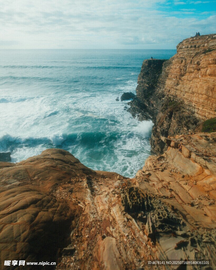 海岸边嶙峋岩石与澎湃海浪