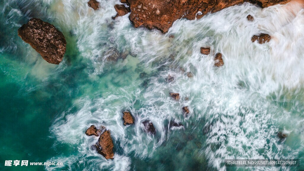 碧海礁石间的海浪美景