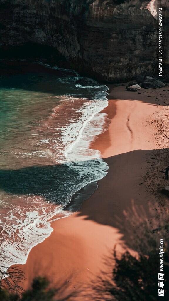 梦幻海岸海浪轻吻红沙滩