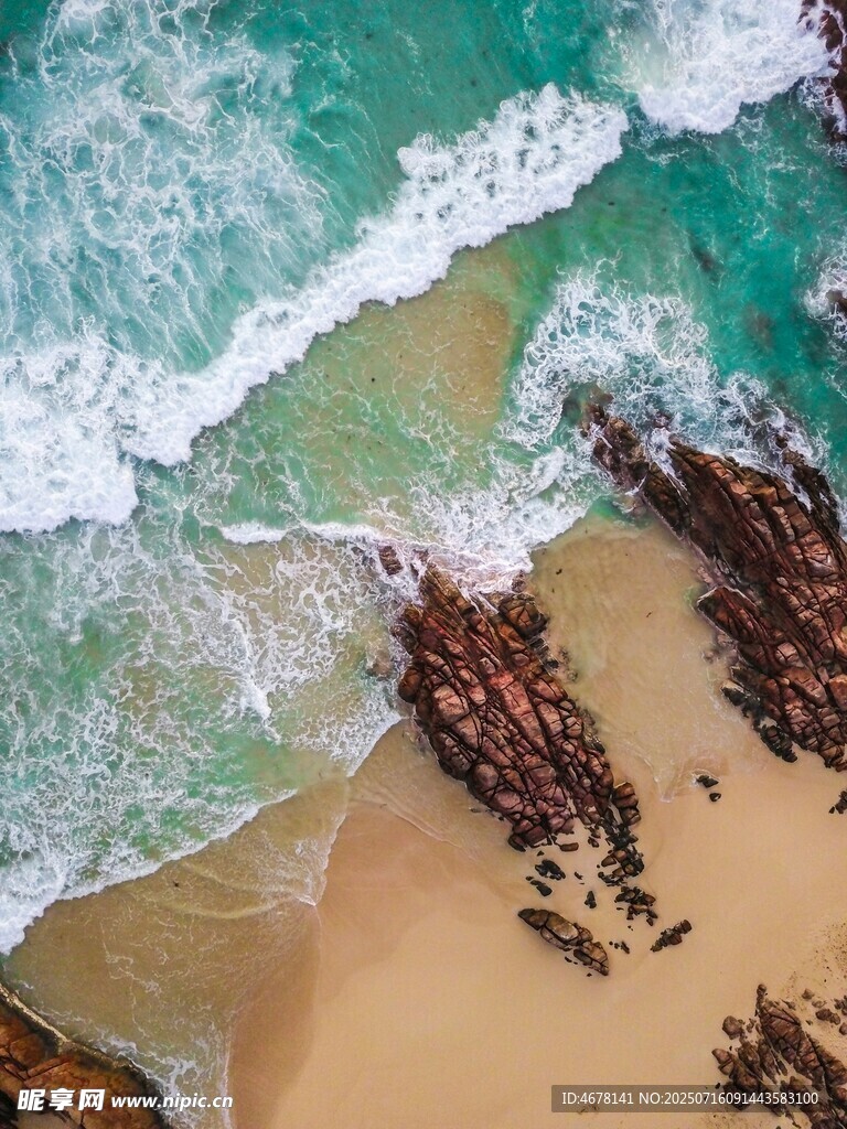 俯瞰海浪拍打礁石沙滩