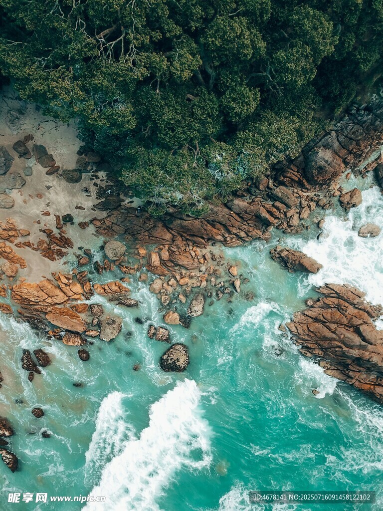 俯瞰碧海礁石海岸美景