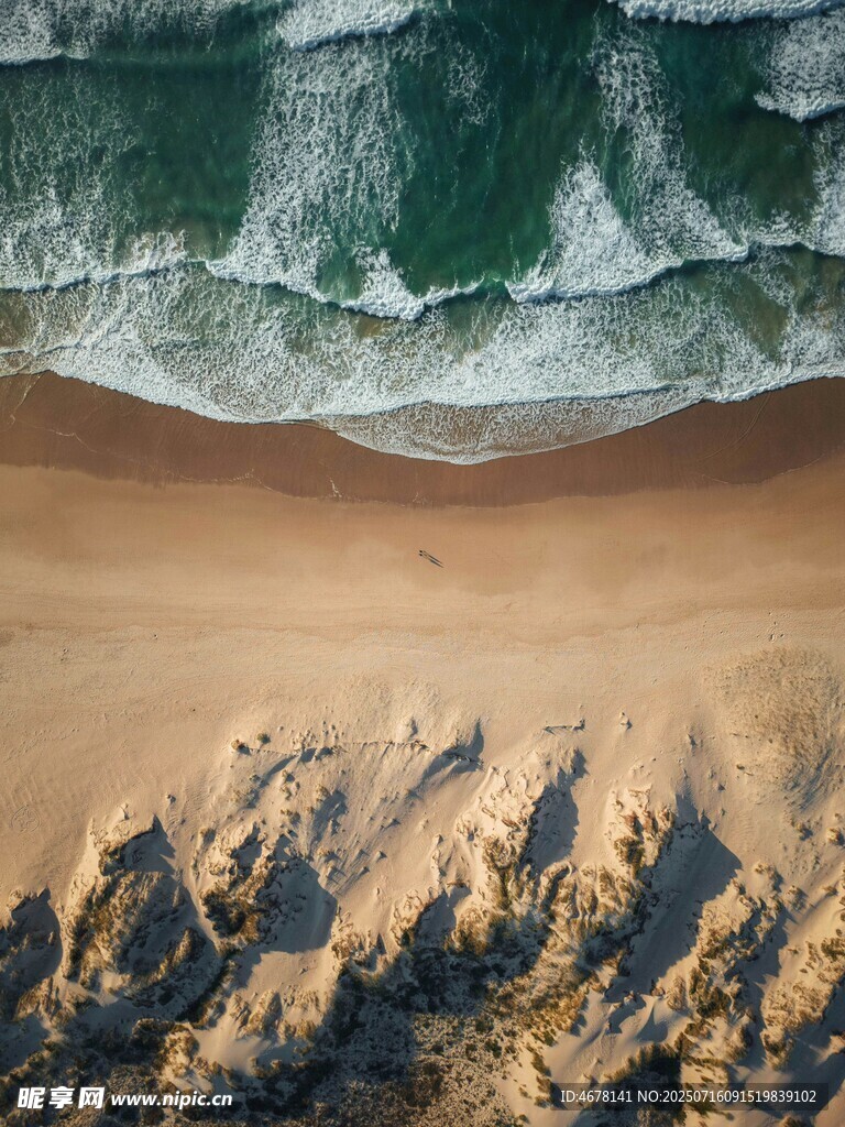 俯瞰沙滩与海浪美景