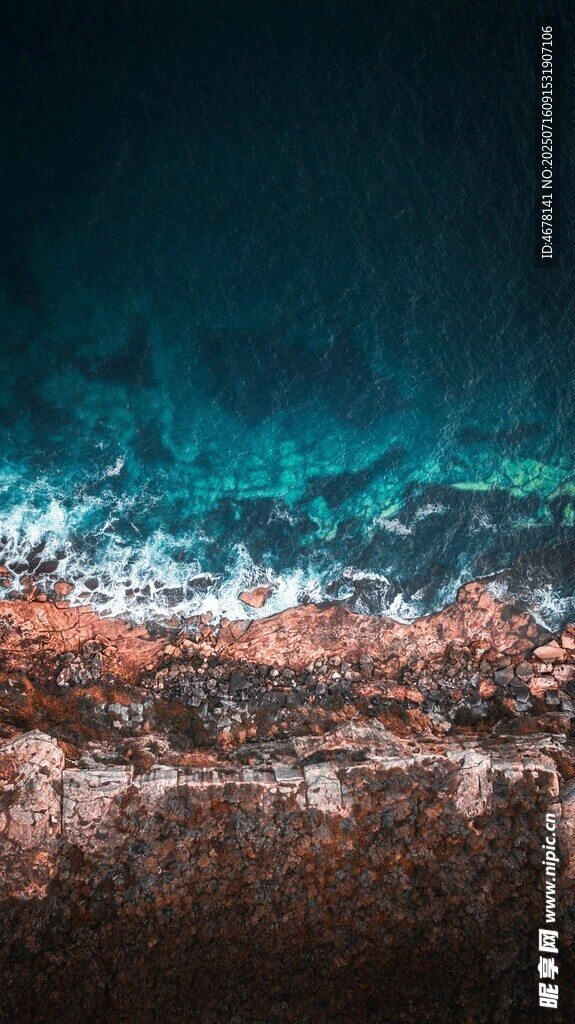 海浪拍打岸边岩石