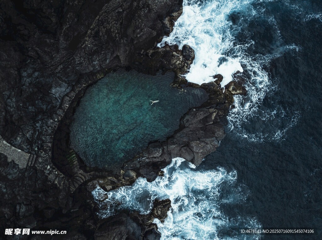 海边蓝绿色水潭与翻涌海浪