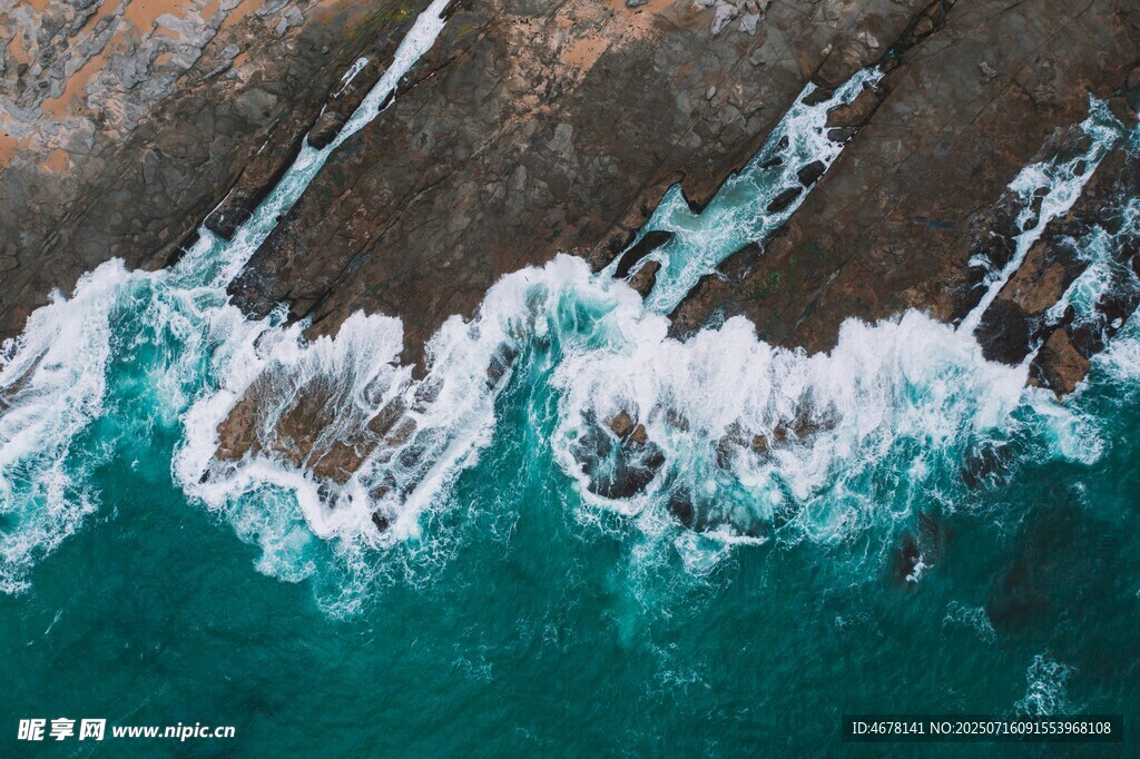 俯瞰海浪拍打嶙峋海岸