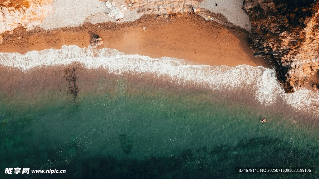 俯瞰美丽海滩与清澈海水