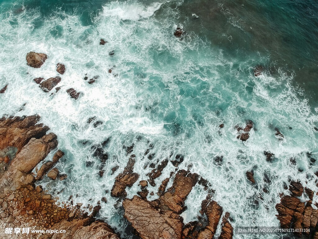 海浪拍击岸边嶙峋礁石