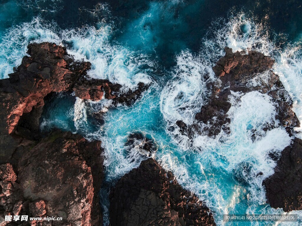 海浪拍击礁石的壮丽景观