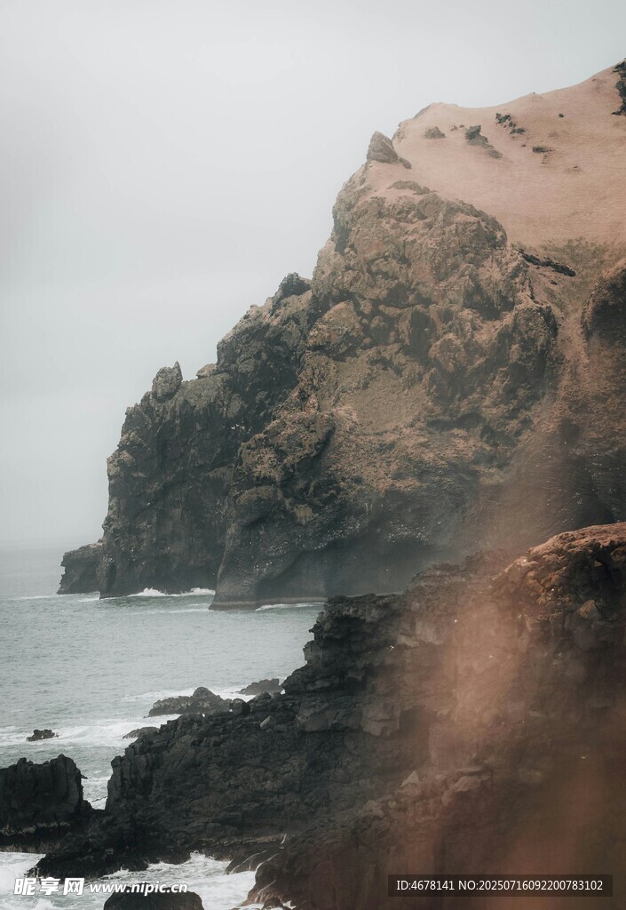 海边嶙峋岩石云雾缭绕