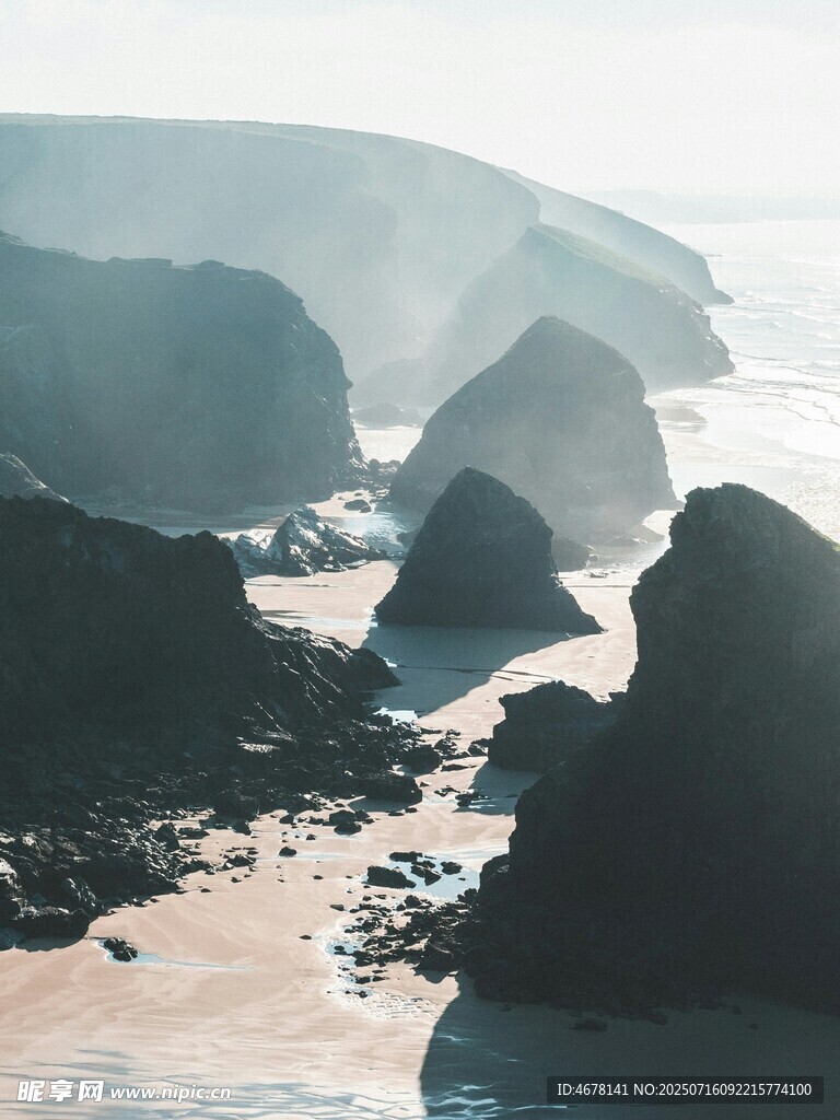 海边嶙峋礁石的壮丽景观