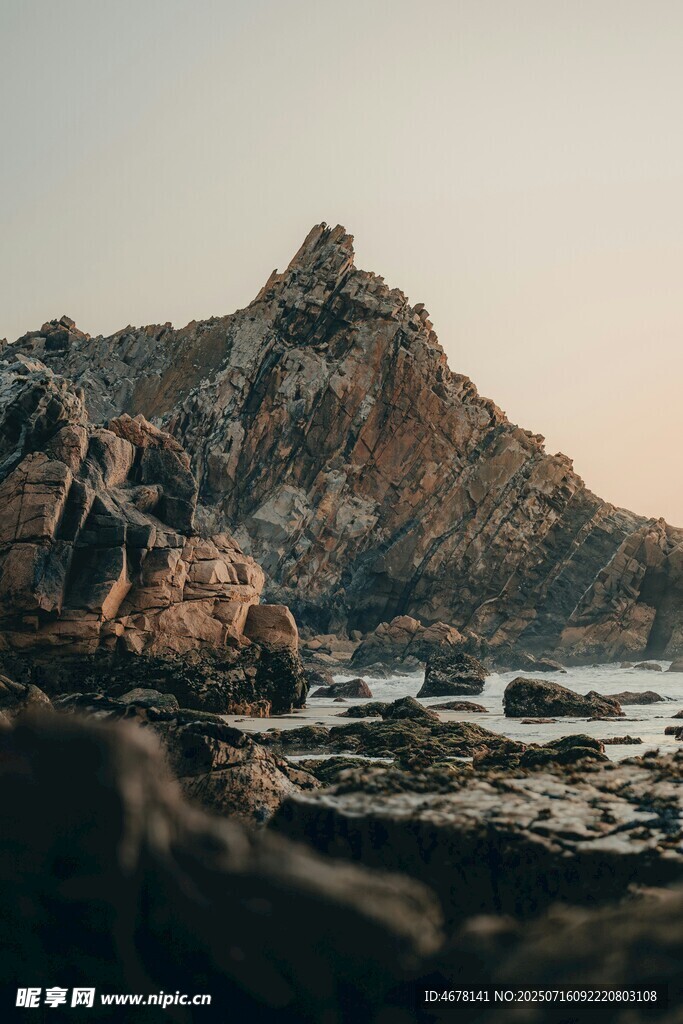 海边嶙峋山石景观