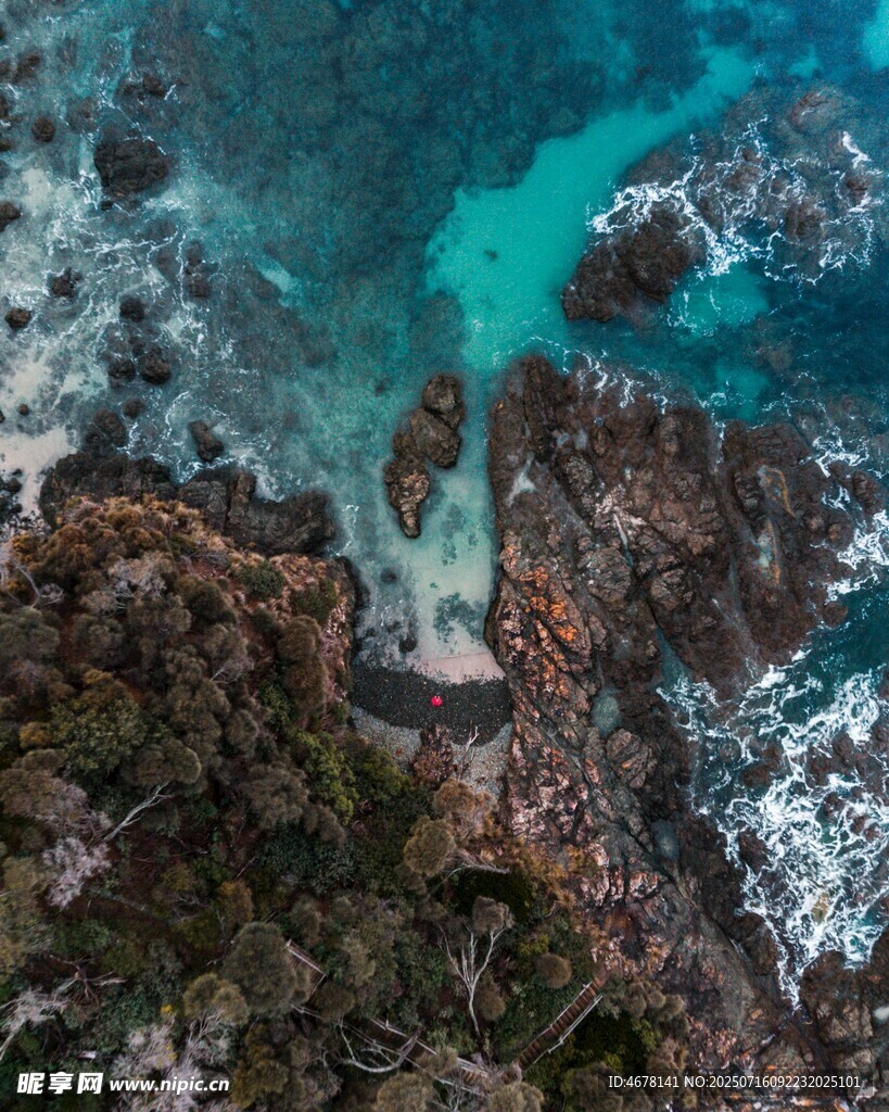 俯瞰海岸礁石与碧蓝海水
