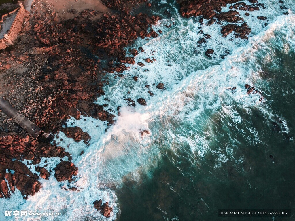 海浪拍打岸边岩石景象