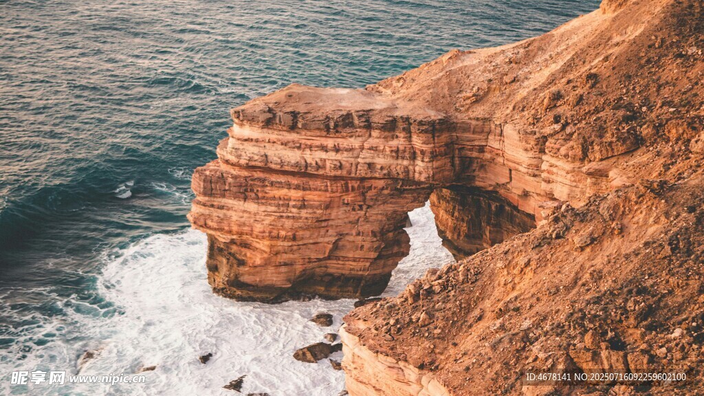 海边独特岩石拱形景观