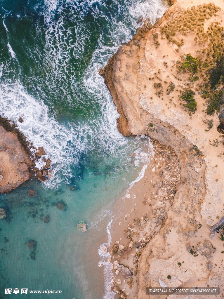 海岸美景海浪拍击岩石