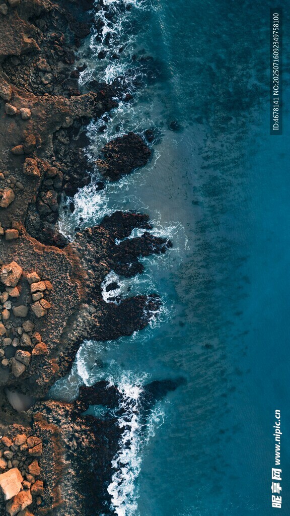海岸线上的蓝色海浪景观