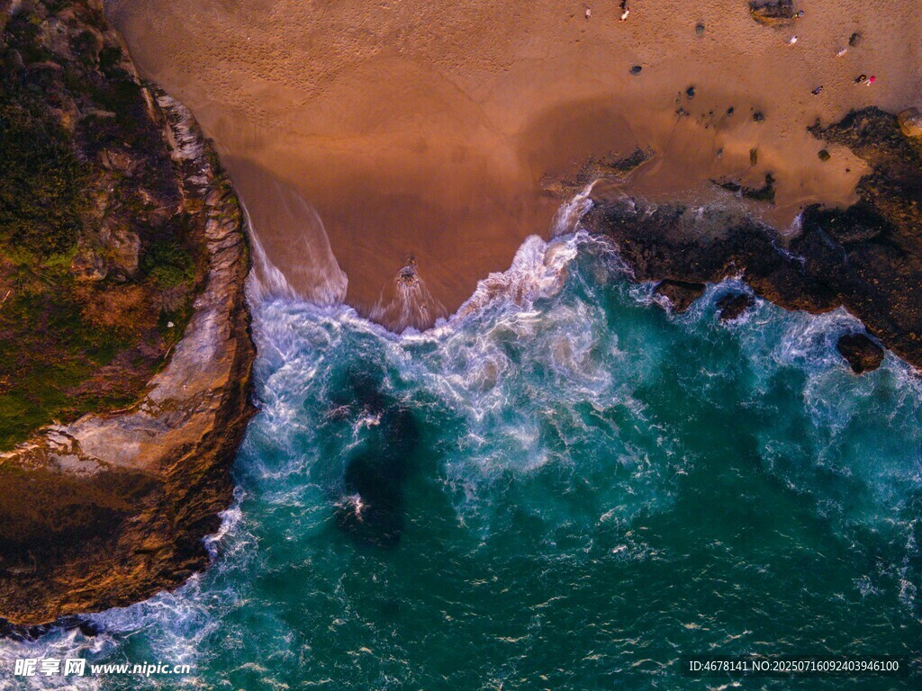 俯瞰海浪拍打金色海岸