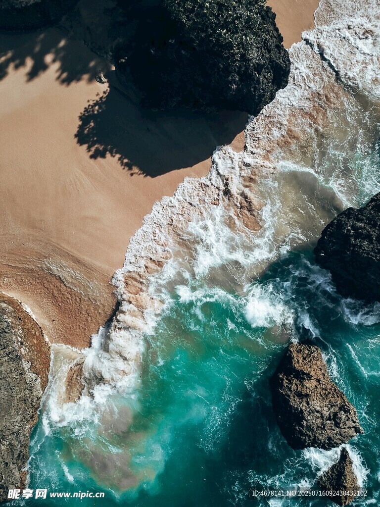 俯瞰海岸壮丽海浪景观