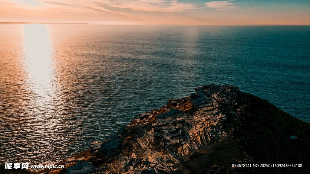 海边日出时的岩石美景