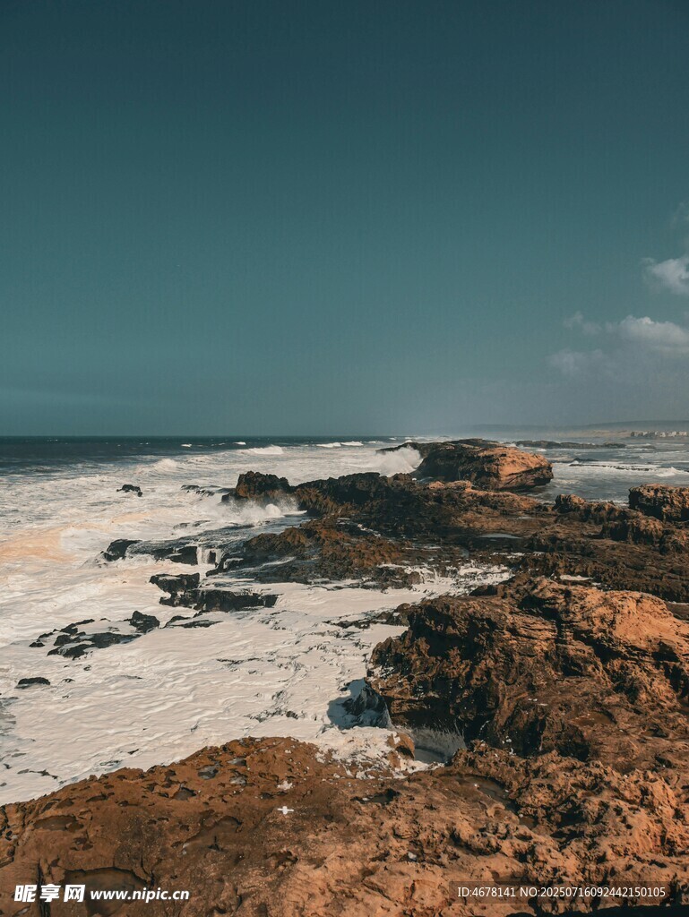 海边礁石景观宁静美好