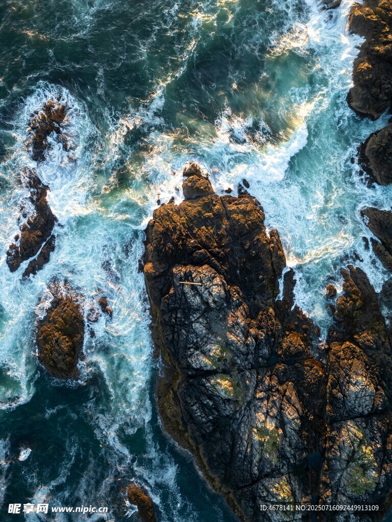 俯瞰海浪拍打礁石景象