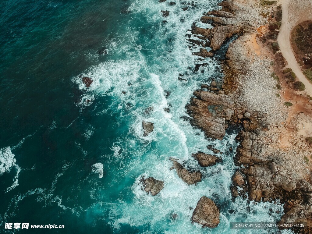 俯瞰海浪拍打嶙峋礁石