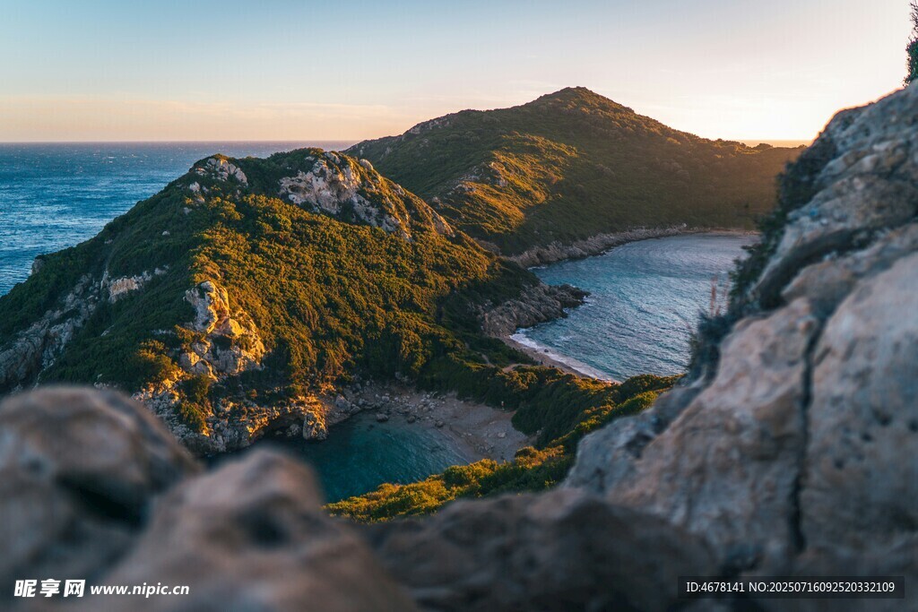 山海间壮丽的黄昏美景