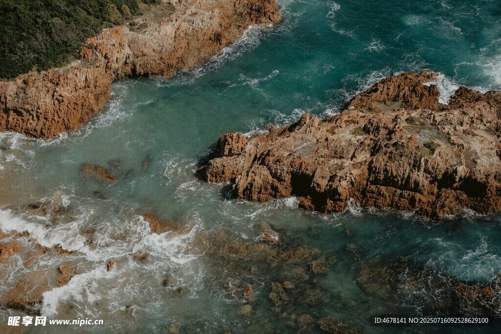 海岸边的礁石与澎湃海浪