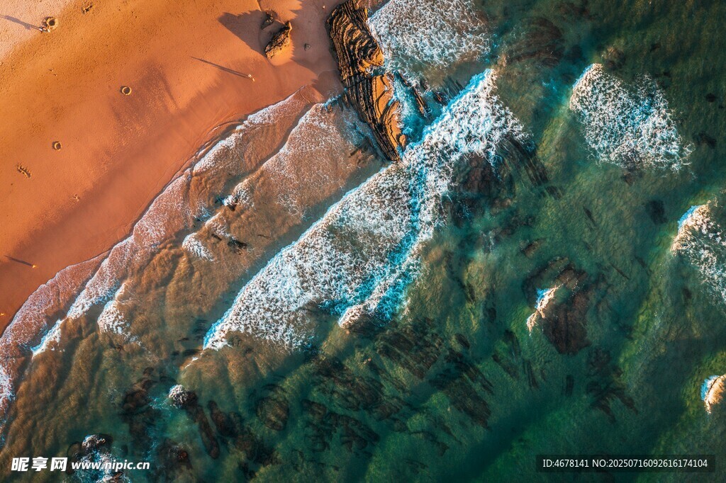 俯瞰沙漠与海洋交汇美景