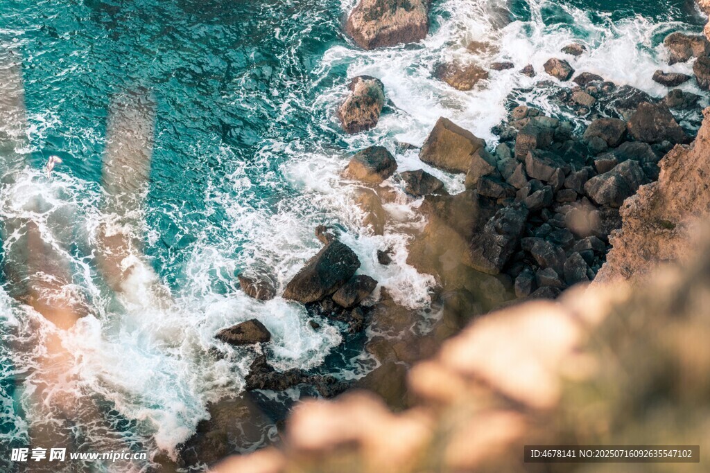 海浪拍击嶙峋礁石