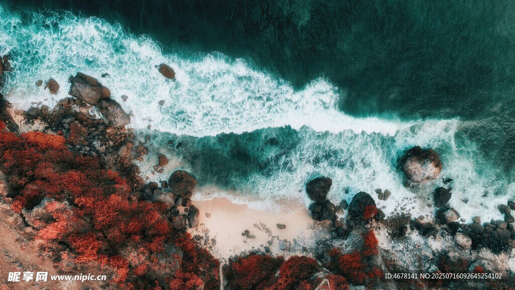海岸边的海浪与红色岩石