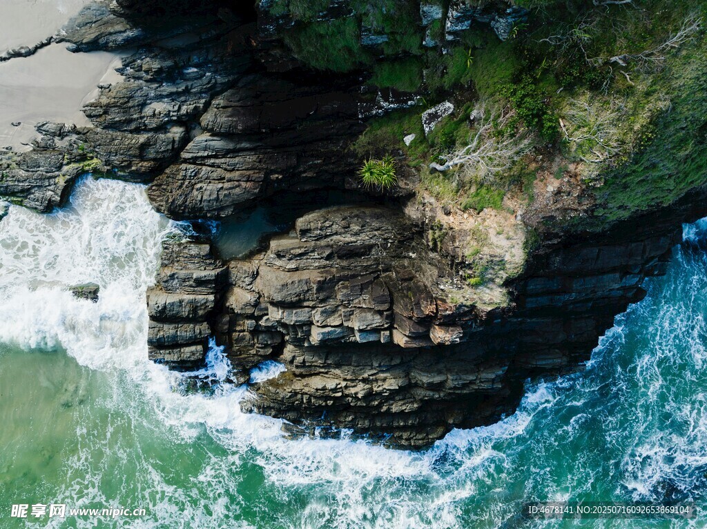 海岸礁石与海浪俯瞰美景